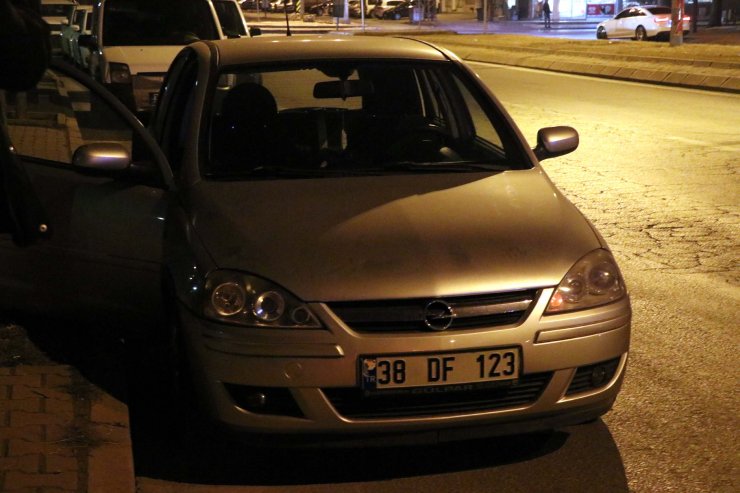 Park halinde ikaz lambaları yanan otomobilde ölü bulundu