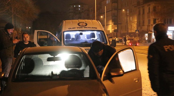 Park halinde ikaz lambaları yanan otomobilde ölü bulundu