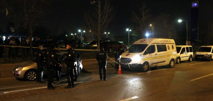 Park halinde ikaz lambaları yanan otomobilde ölü bulundu