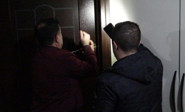 3 gün 3 gece uyuyan kadının evine polis, çilingirle girdi