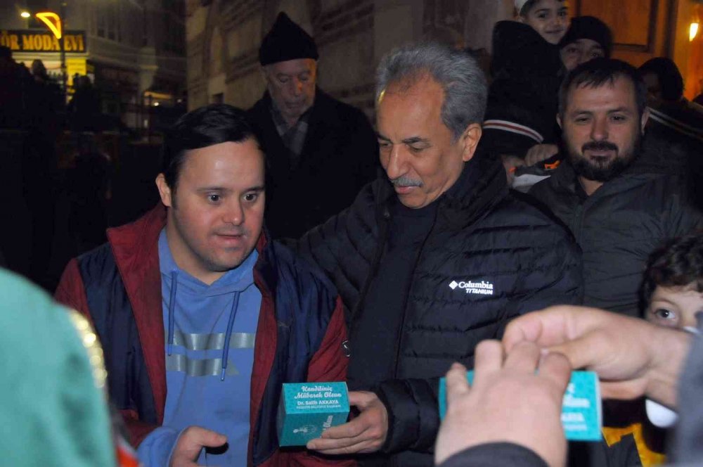 Akşehir Belediyesi’nden kandil simidi ikramı