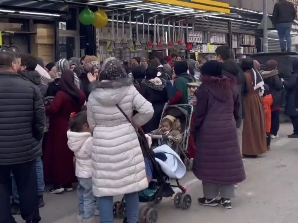 Bursa’da ucuzluk çılgınlığı...Kadınlar birbirini ezdi