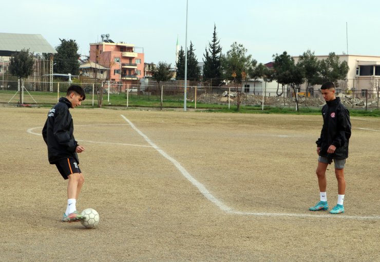 Maç sırasında futbolcuların soyunma odasındaki telefon ve montları çalındı