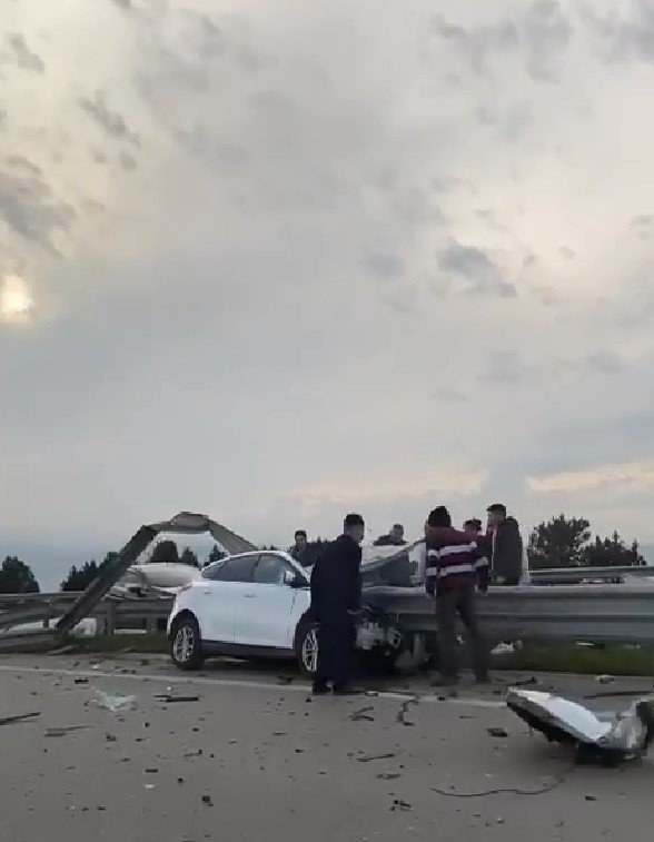 Refüje çarpan otomobile bariyer saplandı; sürücü öldü