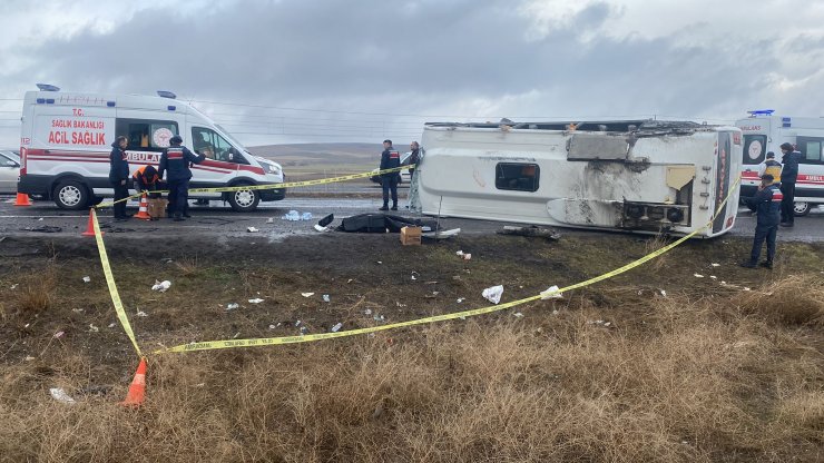 2 tur midibüsü devrildi, müdahaleye giden itfaiye kaza yaptı: 1 ölü, 47 yaralı