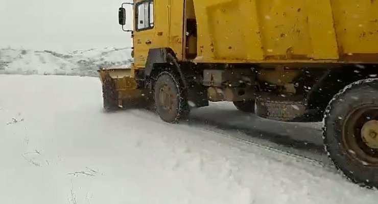 Elazığ’da kar yağışı etkili oldu; kapanan 125 köy yolundan 48’i açıldı (2)