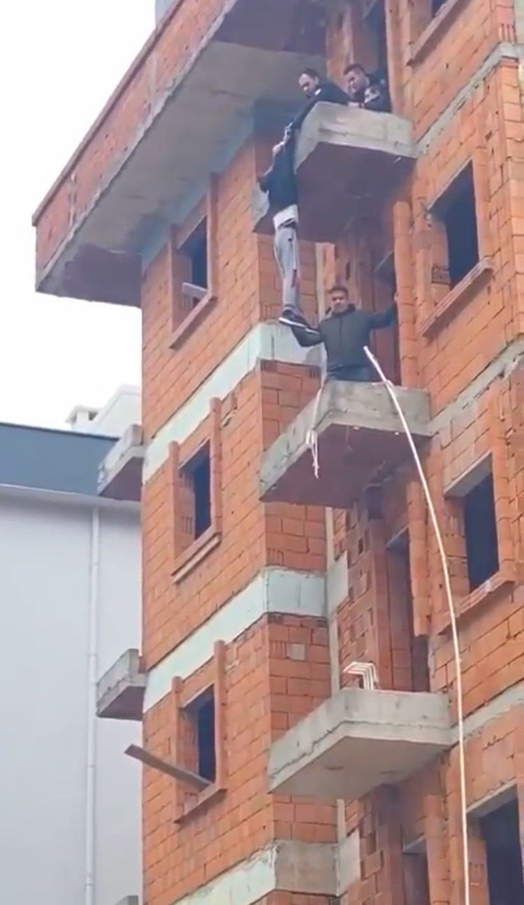 Ölüme kıl payı! İntihar girişiminde bulundu, dakikalarca asılı kaldı