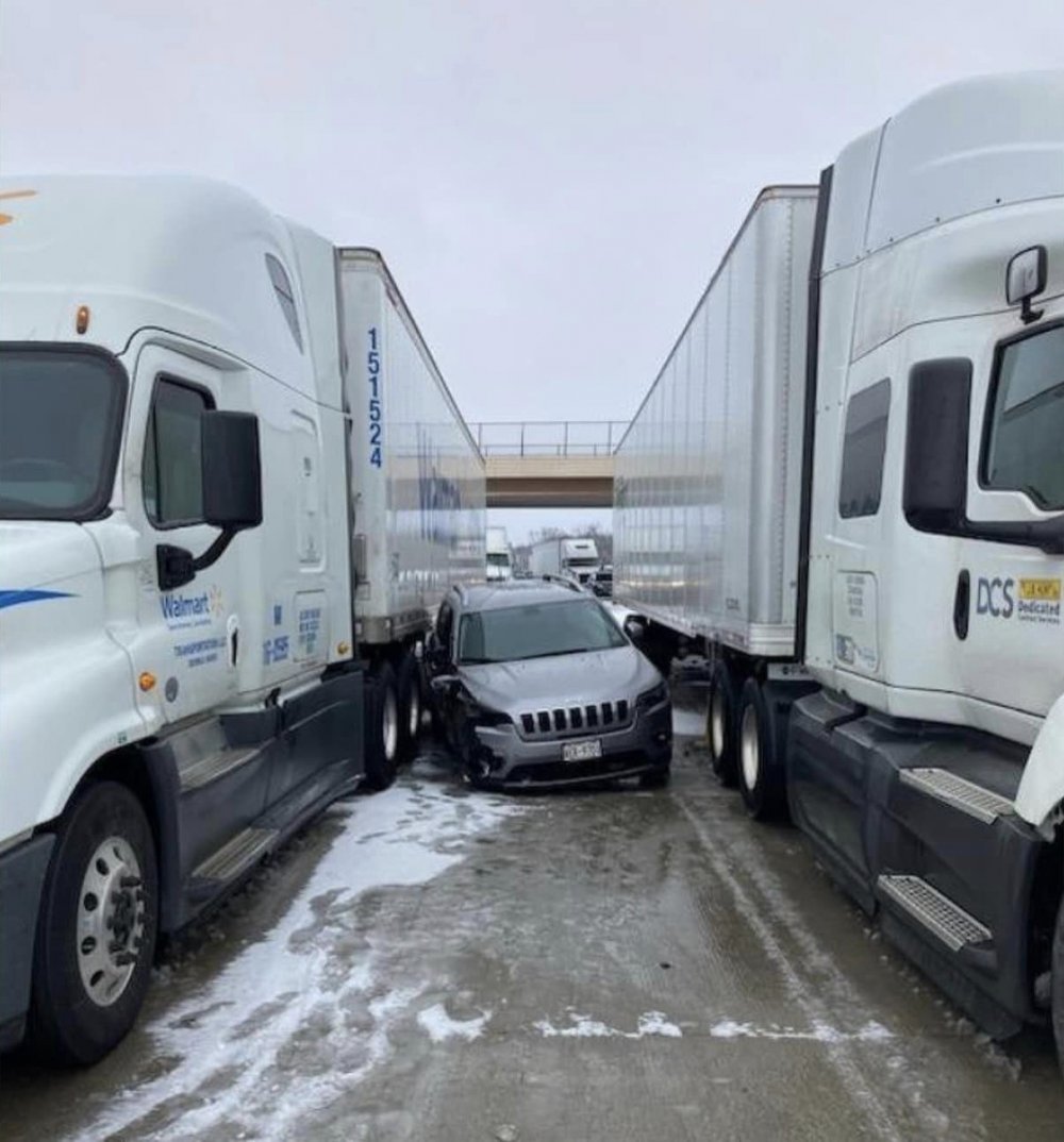 Yoğun kar yağışının etkili oldu, 85 araç birbirine girdi: 21 yaralı