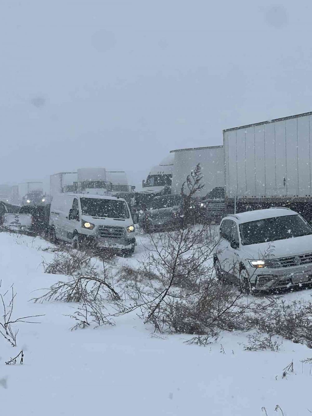 Yoğun kar yağışının etkili oldu, 85 araç birbirine girdi: 21 yaralı