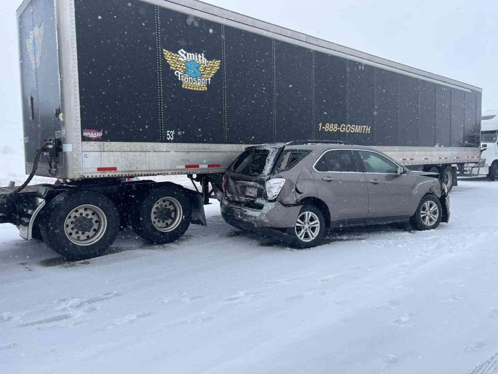 Yoğun kar yağışının etkili oldu, 85 araç birbirine girdi: 21 yaralı