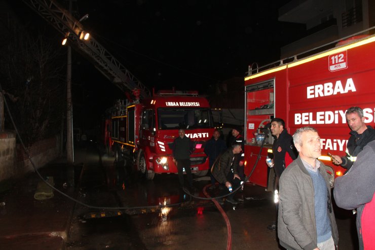 3 katlı binanın çatısında yangın