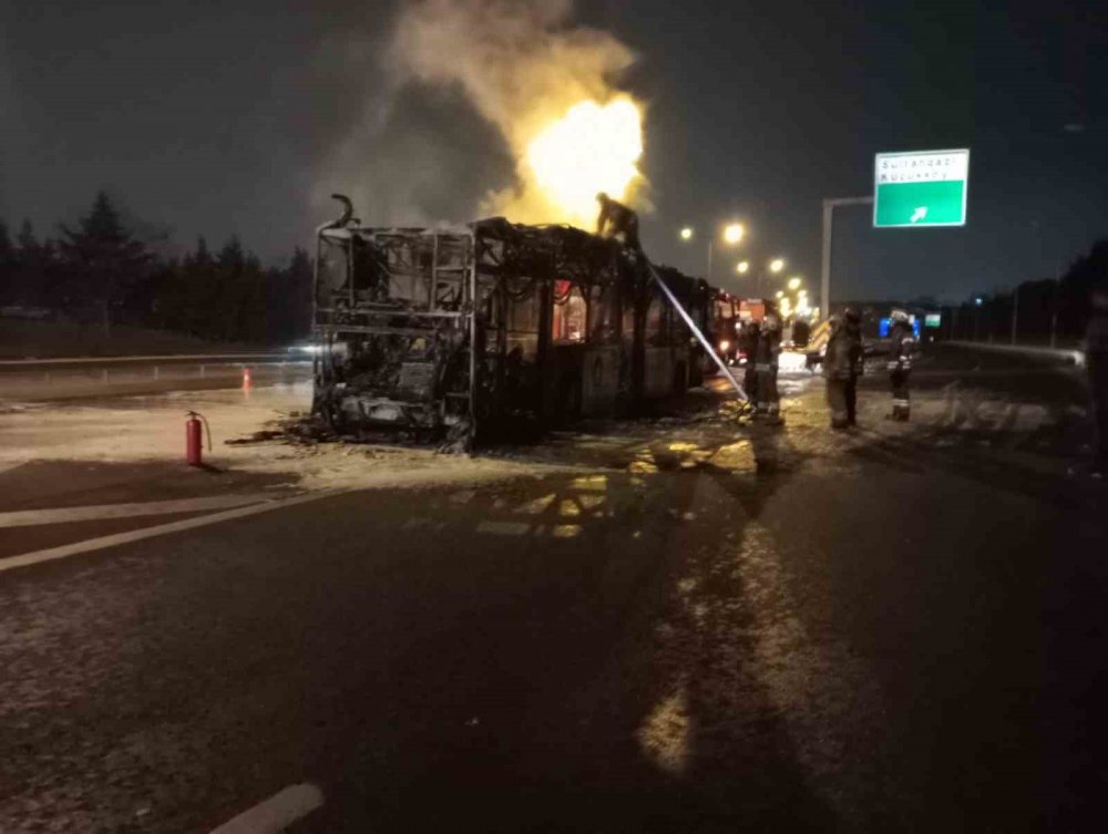 Alev alev yanan otobüste patlamalar meydana geldi