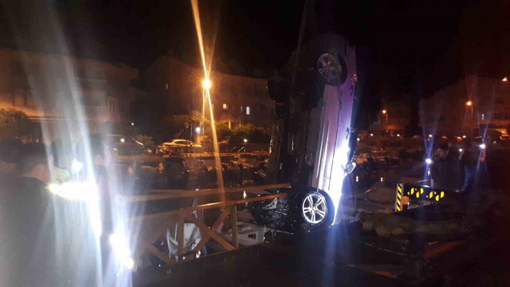 Alkollü sürücünün kullandığı otomobil dereye uçtu