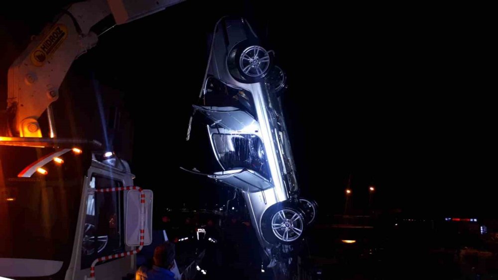 Alkollü sürücünün kullandığı otomobil dereye uçtu