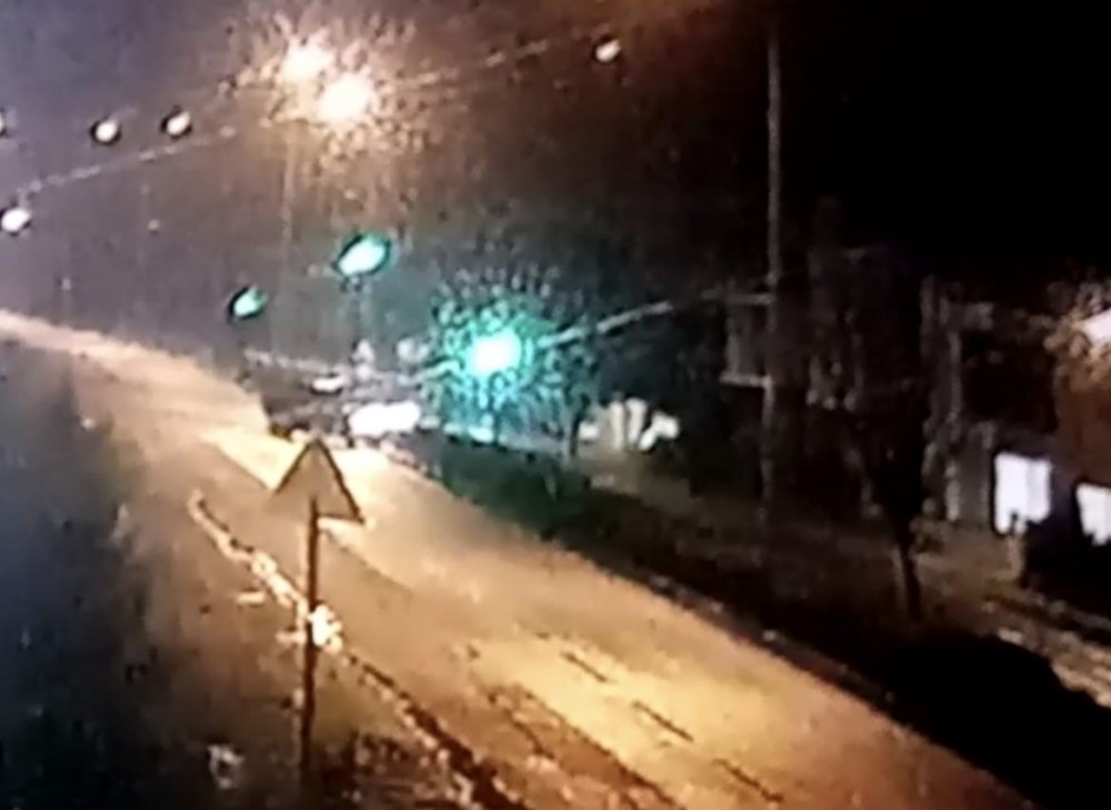 Direğe çarpan araç ikiye katlandı