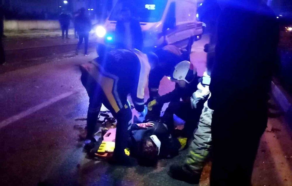 Direğe çarpan araç ikiye katlandı