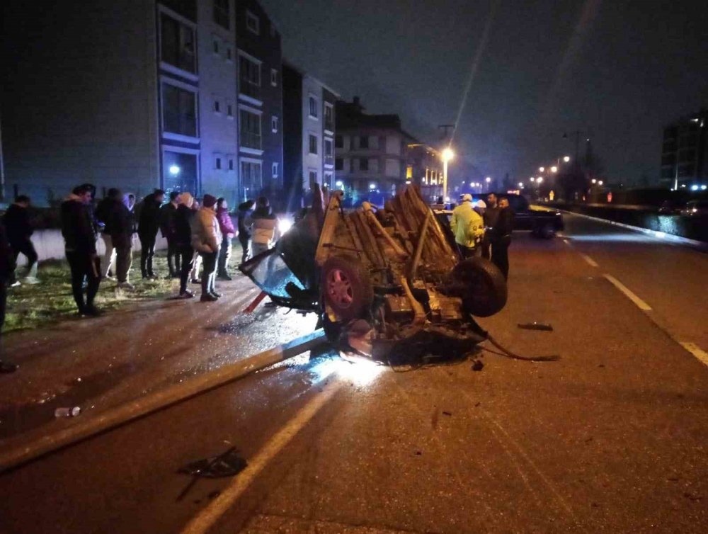 Direğe çarpan araç ikiye katlandı