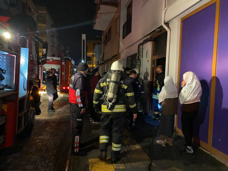 Elektrik kabloları yanan apartman tahliye edildi