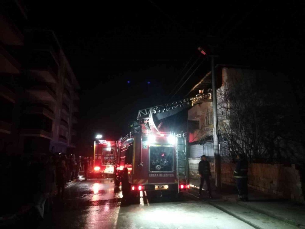 Gecenin karanlığını alevler aydınlattı