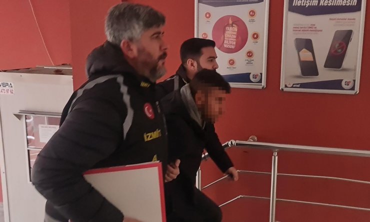 İş yeri kasası ve sadaka kutusunu çaldı