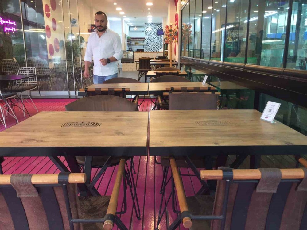 İşe alınmayınca masalara tükürdü