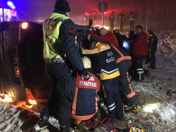 Karlı yolda takla atan minibüste sıkıştı