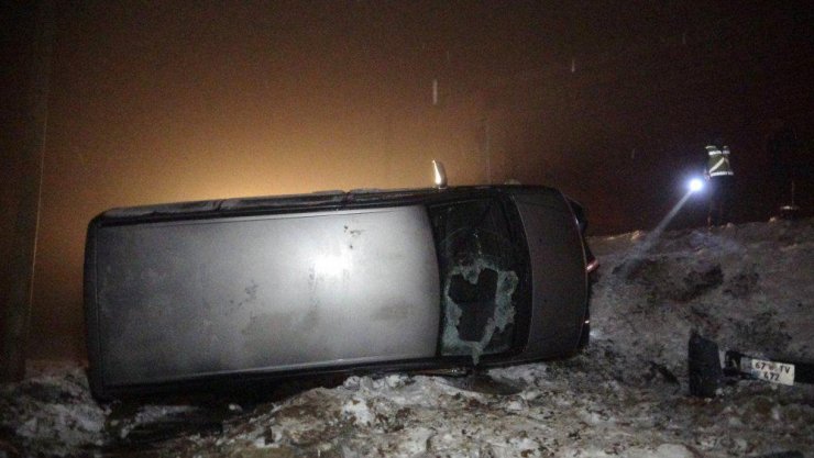 Karlı yolda takla atan minibüste sıkıştı