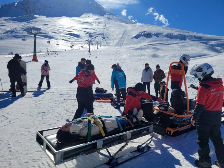 Kayakçı, sıra bekleyenlere çarptı: 4 yaralı