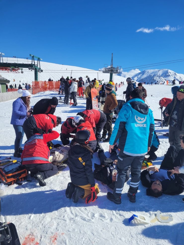 Kayakçı, sıra bekleyenlere çarptı: 4 yaralı