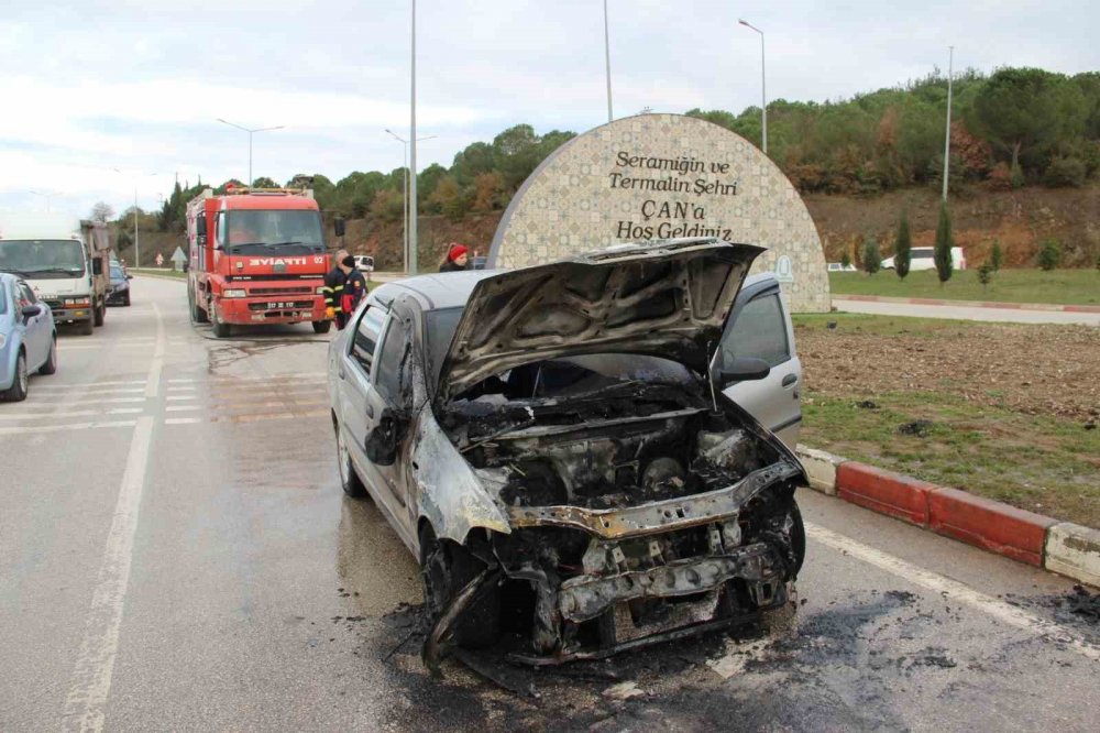 Kırmızı ışıkta duramayan araç öndeki araçlara çarparak alev aldı
