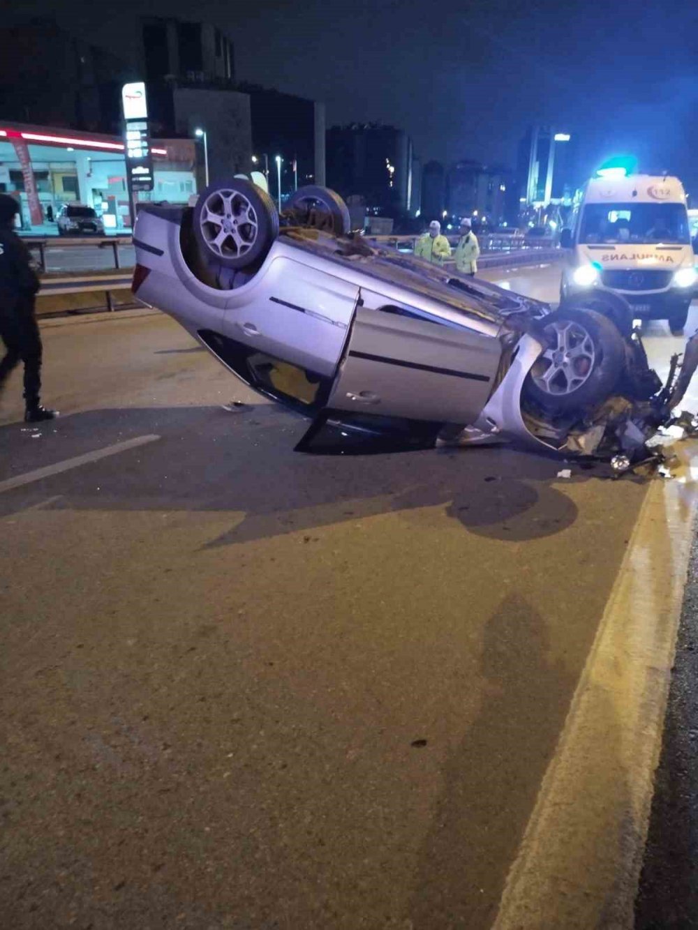 Kontrolden çıkan araç takla attı: 3 yaralı