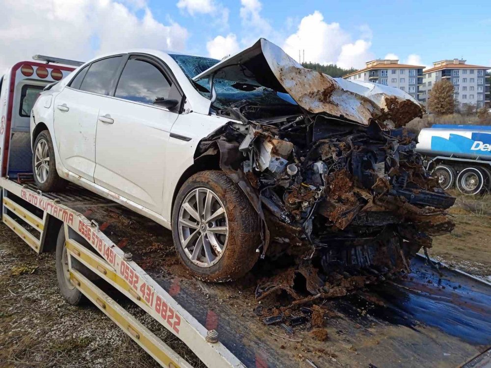 Kontrolden çıkan otomobil köprüden yere çakıldı