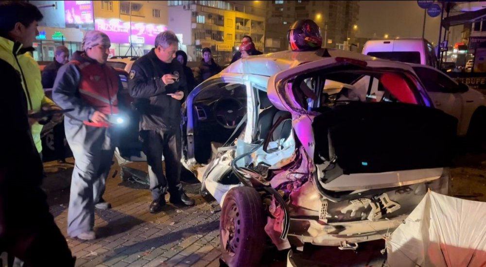 Kontrolden çıkan otomobil, park halindeki araçlara çarptı