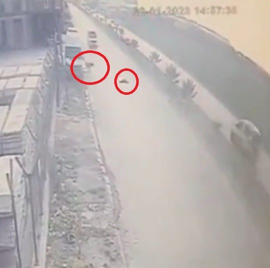 Köpekten kaçarken minibüsün çarptığı çocuk öldü