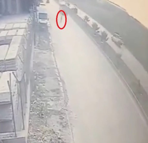 Köpekten kaçarken minibüsün çarptığı çocuk öldü