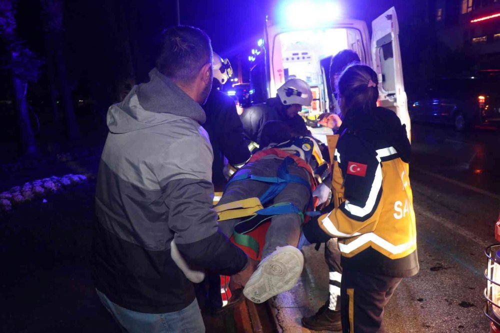 Otomobil beton aydınlatma direğine çarptı: 1’i ağır 5 yaralı