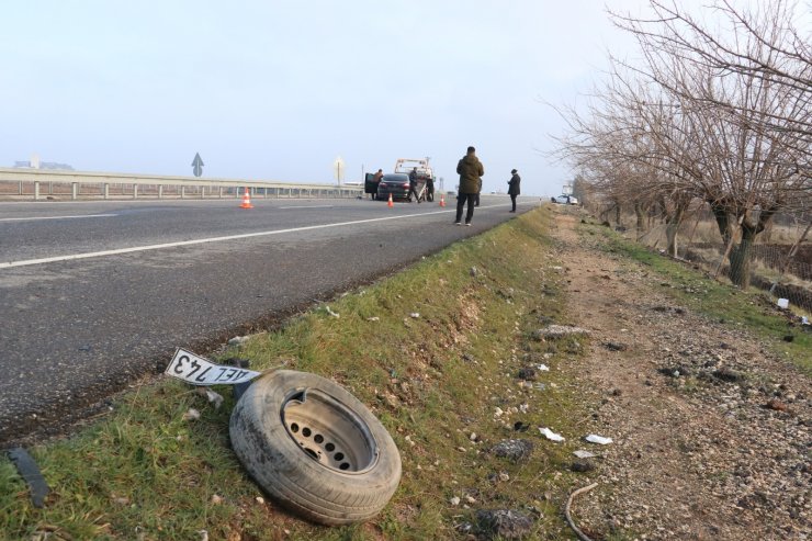 Otomobilin çarptığı hafif ticari araç şarampole yuvarlandı: 3 yaralı