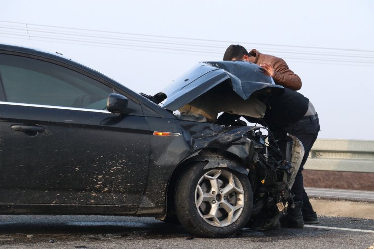 Otomobilin çarptığı hafif ticari araç şarampole yuvarlandı: 3 yaralı