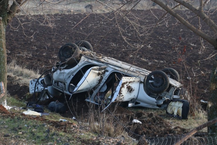 Otomobilin çarptığı hafif ticari araç şarampole yuvarlandı: 3 yaralı