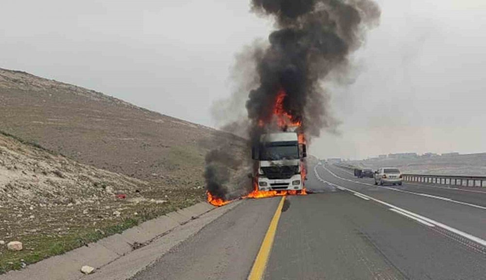 Seyir halindeki tır alev topuna döndü