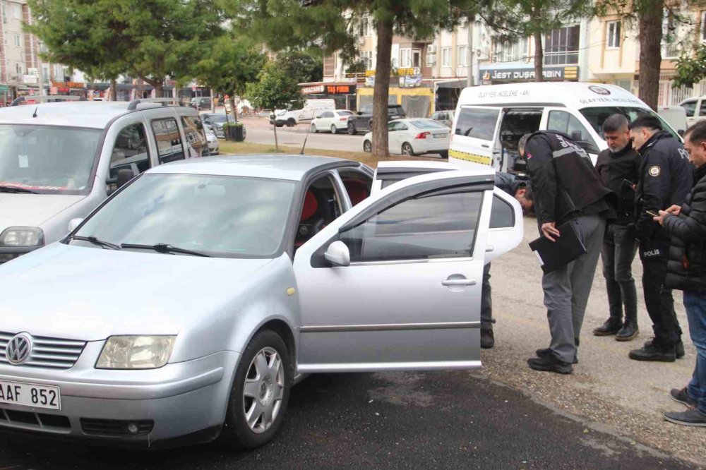Silahlı kavgada mermiler iki otomobile isabet etti