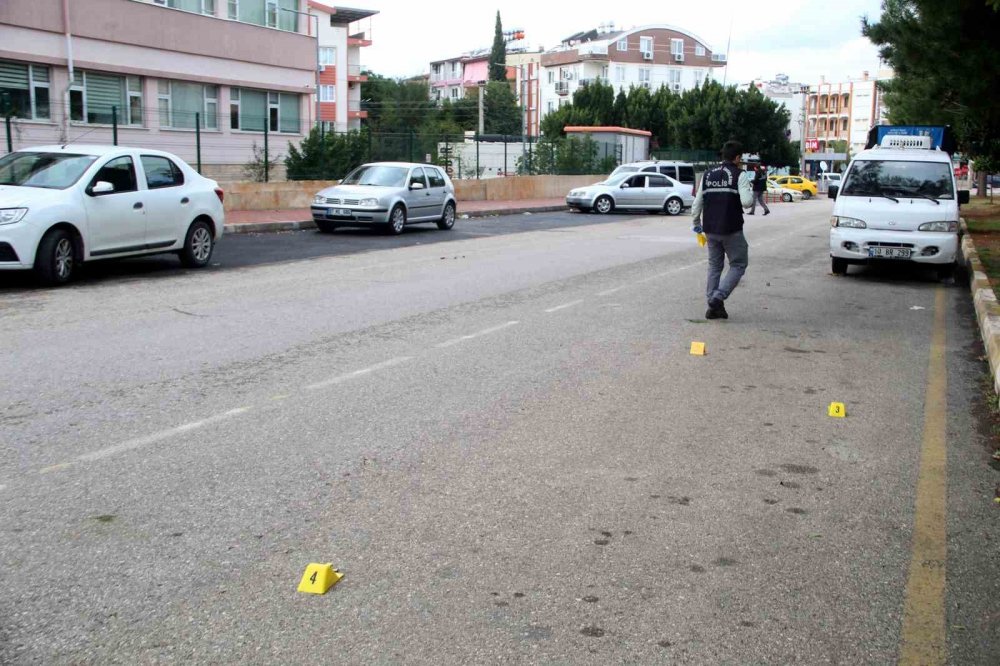 Silahlı kavgada mermiler iki otomobile isabet etti