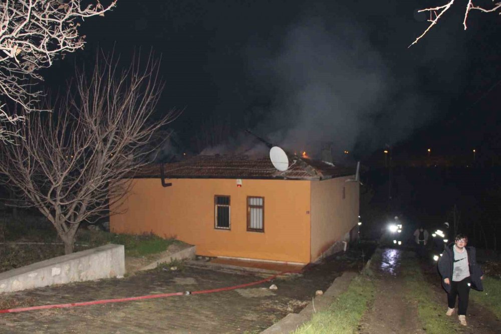 Şömine bacasından çıkan kıvılcımlar yangın çıkardı