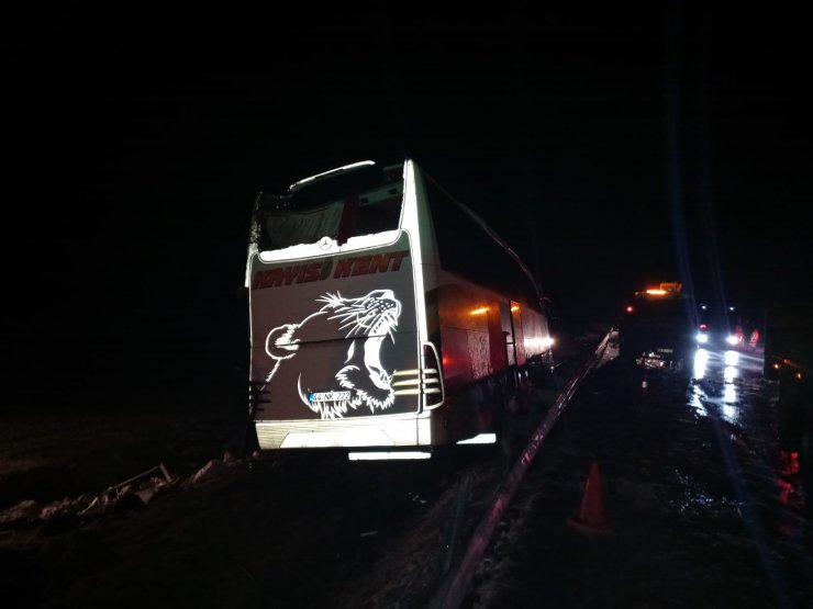 Yolcu otobüsü şarampole devrildi: 3 ölü, 25 yaralı