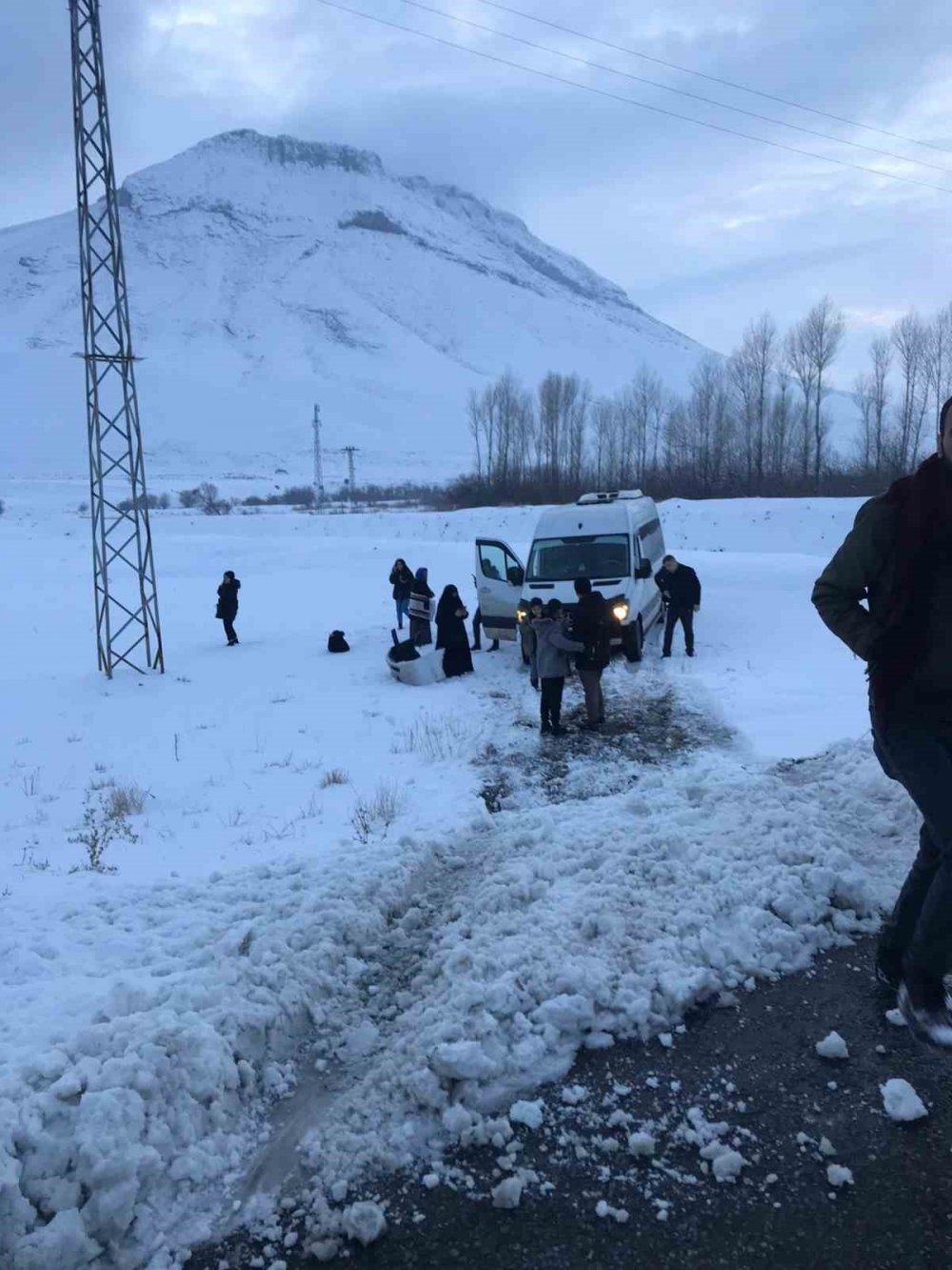 Yoldan çıkan minibüs savruldu, facianın eşiğinden dönüldü