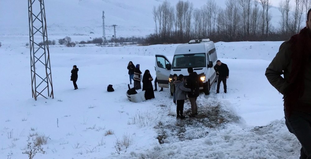 Yoldan çıkan minibüs savruldu, facianın eşiğinden dönüldü