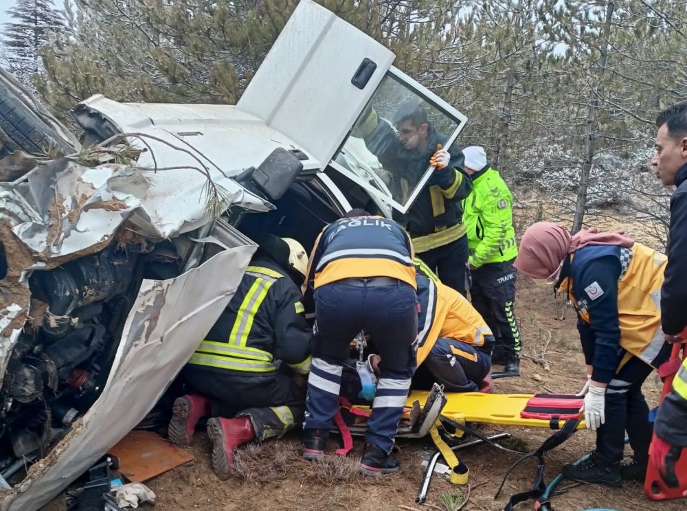Karaman-Mersin Karayolunda kaza! Kamyonette sıkışan sürücüyü itfaiye kurtardı