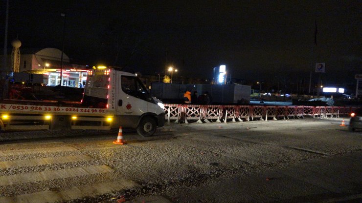 Metro inşaatı nedeniyle kazılan çukura düşen otomobilin sürücüsü yaralandı