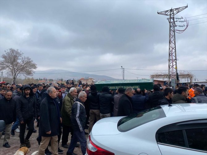 Trafik kazasında hayatını kaybeden 24 ve 18 yaşındaki 2 gencin cenazesi Konya'da toprağa verildi