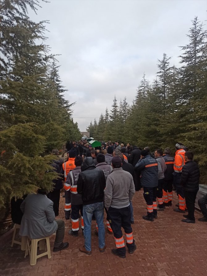 Trafik kazasında hayatını kaybeden 24 ve 18 yaşındaki 2 gencin cenazesi Konya'da toprağa verildi